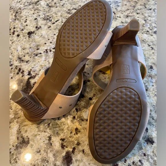 A2 by Aerosoles Heelrest Bisque Heeled Open Toe Slip On Sandals Size 9-1/2 M