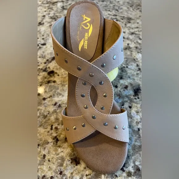 A2 by Aerosoles Heelrest Bisque Heeled Open Toe Slip On Sandals Size 9-1/2 M