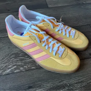 Adidas Men's Gazelle Indoor Shoes Yellow/Pink Size 10.5 NEW IE2959