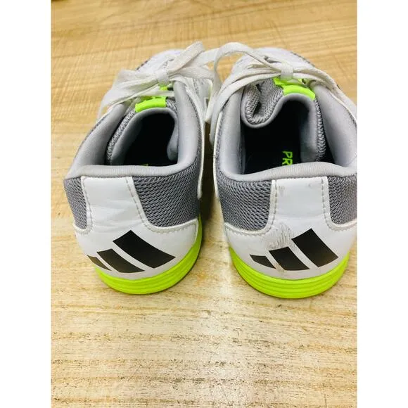 Adidas Youth Soccer predator turf shoe Size 4