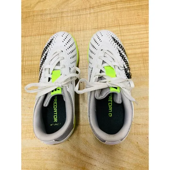 Adidas Youth Soccer predator turf shoe Size 4