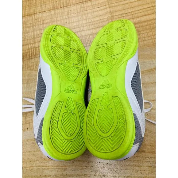 Adidas Youth Soccer predator turf shoe Size 4