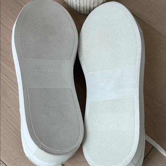 Banana Republic men’s Classic White Leather Sneakers. Size 11. NWOT