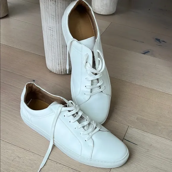 Banana Republic men’s Classic White Leather Sneakers. Size 11. NWOT