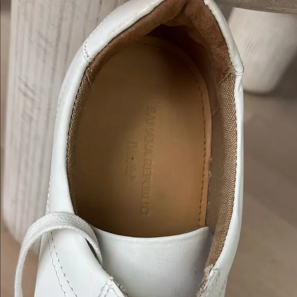 Banana Republic men’s Classic White Leather Sneakers. Size 11. NWOT