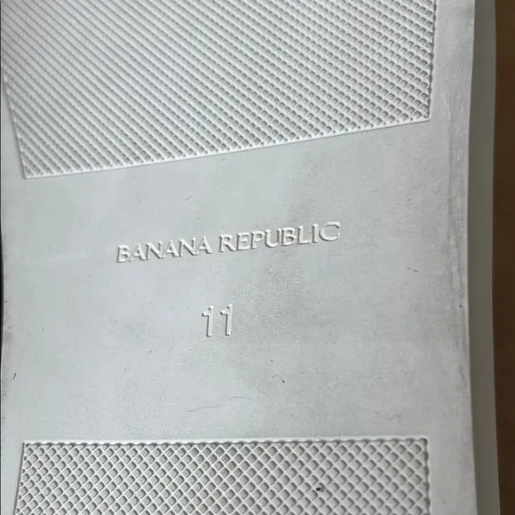 Banana Republic men’s Classic White Leather Sneakers. Size 11. NWOT