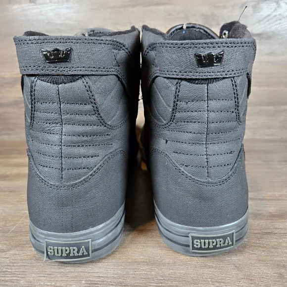 Black High-Top Sneakers with Lace-Up Closure and Rubber Sole