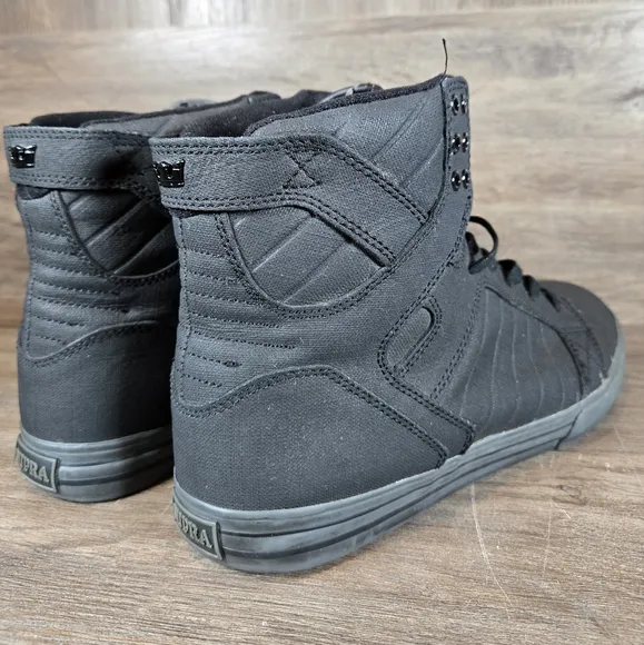 Black High-Top Sneakers with Lace-Up Closure and Rubber Sole