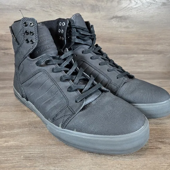 Black High-Top Sneakers with Lace-Up Closure and Rubber Sole