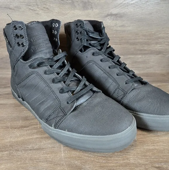 Black High-Top Sneakers with Lace-Up Closure and Rubber Sole