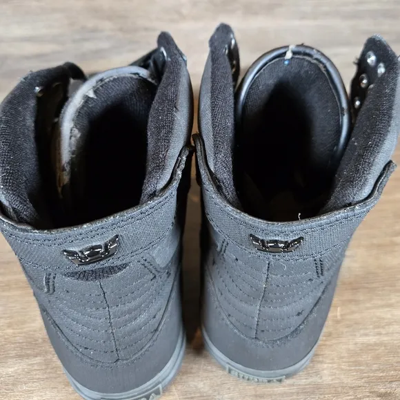 Black High-Top Sneakers with Lace-Up Closure and Rubber Sole