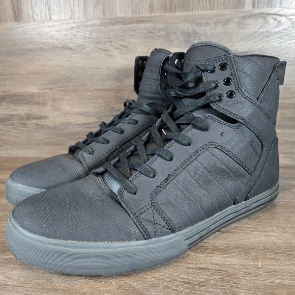 Black High-Top Sneakers with Lace-Up Closure and Rubber Sole