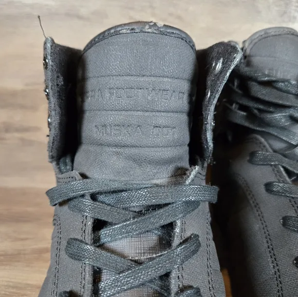 Black High-Top Sneakers with Lace-Up Closure and Rubber Sole