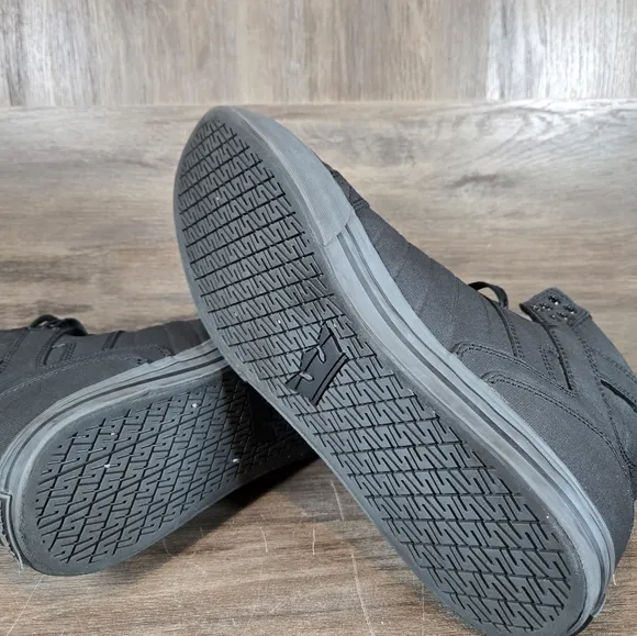 Black High-Top Sneakers with Lace-Up Closure and Rubber Sole