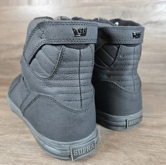 Black High-Top Sneakers with Lace-Up Closure and Rubber Sole