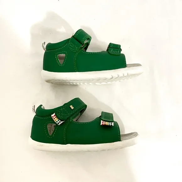 Bobux • emerald green open toe walking sandals • EU 21  US 5