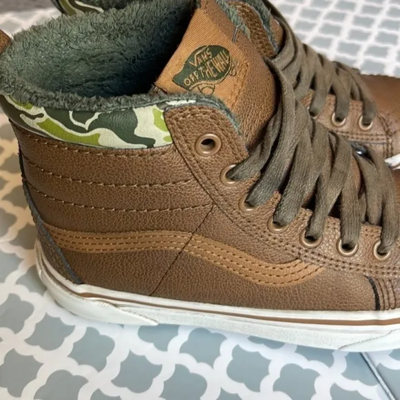 Boy's Vans Skateboard Boarding Shoes Camouflage Size 3 EUC #CL-03