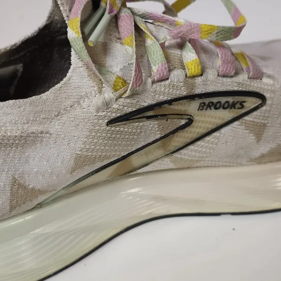 Brooks Womens Levitate SF 6 LE 1203851B141 White Multi Running Shoes Size 9.5 B