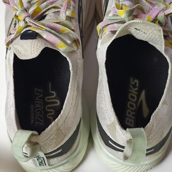 Brooks Womens Levitate SF 6 LE 1203851B141 White Multi Running Shoes Size 9.5 B