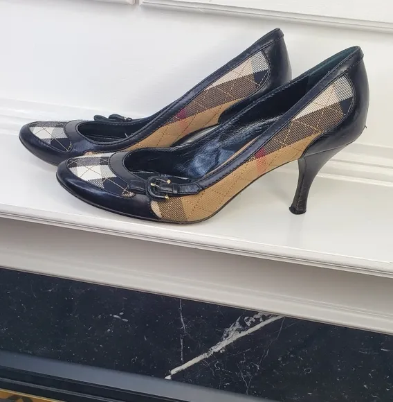 Burberry Black and Tan Heels with Classic Elegance