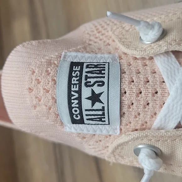 Converse Peach Low-Top Sneaker Converse shoes Brand new in the box no lid authen
