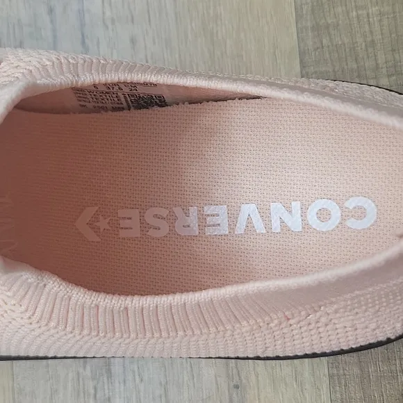 Converse Peach Low-Top Sneaker Converse shoes Brand new in the box no lid authen