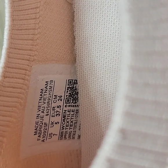 Converse Peach Low-Top Sneaker Converse shoes Brand new in the box no lid authen