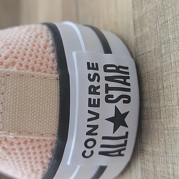 Converse Peach Low-Top Sneaker Converse shoes Brand new in the box no lid authen