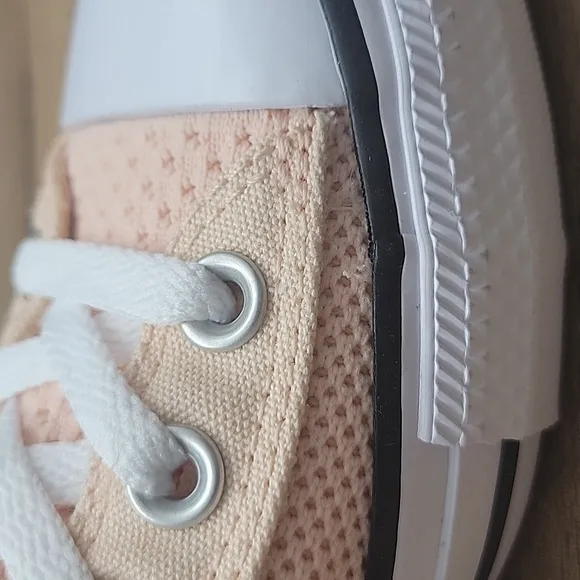 Converse Peach Low-Top Sneaker Converse shoes Brand new in the box no lid authen