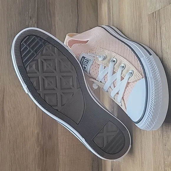 Converse Peach Low-Top Sneaker Converse shoes Brand new in the box no lid authen