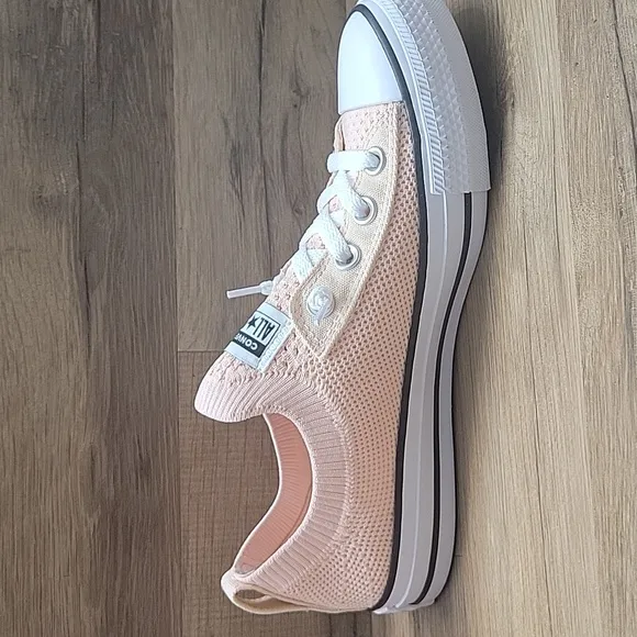 Converse Peach Low-Top Sneaker Converse shoes Brand new in the box no lid authen