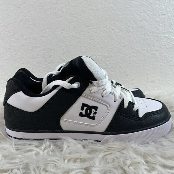 DC Men’s Pure 300660 Black &amp; White Sneakers Size 9.5 NEW