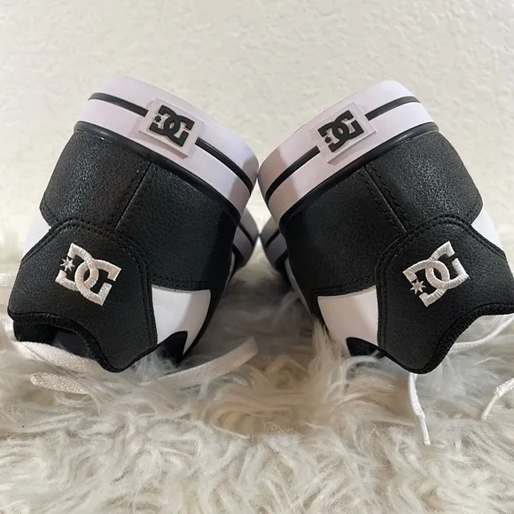 DC Men’s Pure 300660 Black &amp; White Sneakers Size 9.5 NEW