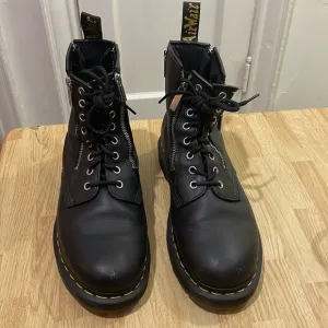 DOC MARTENS:Airwait leather Zip Unisex black boots.Size 9 Men ,Size 10 Ladies