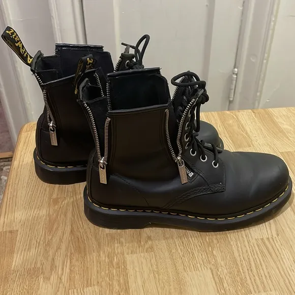 DOC MARTENS:Airwait leather Zip Unisex black boots.Size 9 Men ,Size 10 Ladies