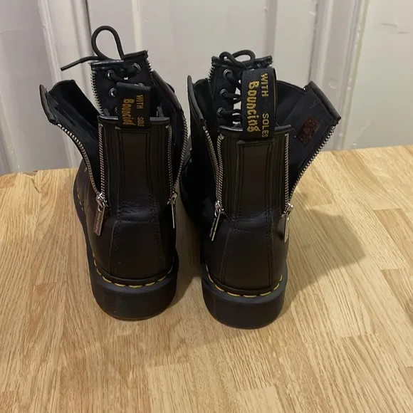 DOC MARTENS:Airwait leather Zip Unisex black boots.Size 9 Men ,Size 10 Ladies