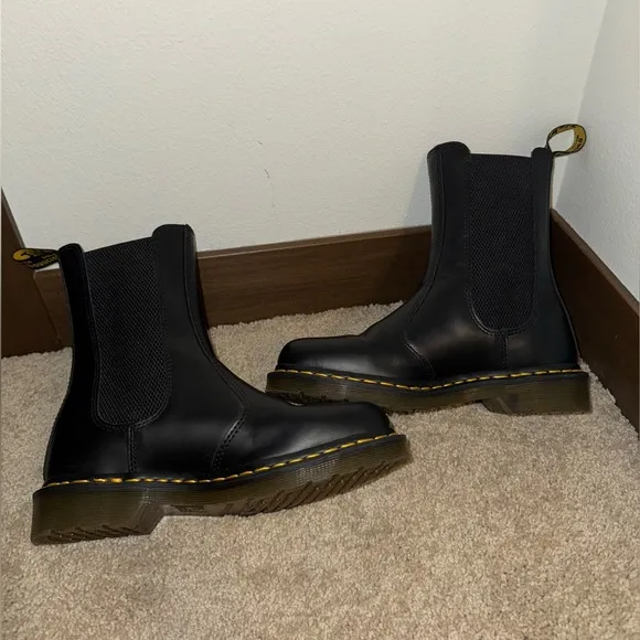 Dr. Martens Black Chelsea smooth 2976 HI NEW SZ 7 men/8 women’s (DISCONT…