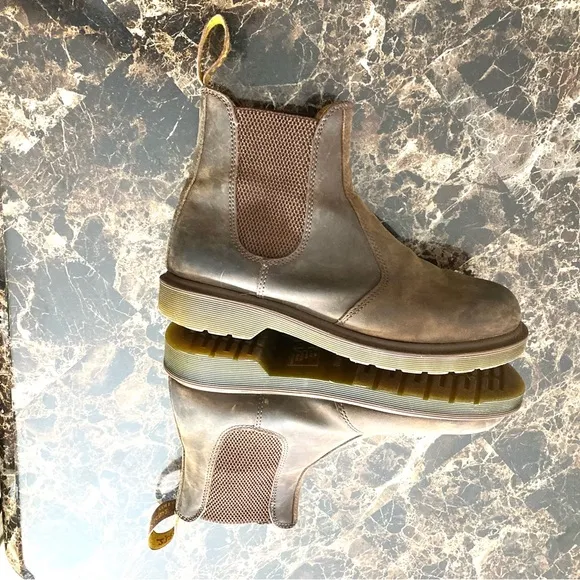 Dr. MARTENS CRAZY HORSE LEATHER CHELSEA BOOTS BROWN/SIZE 9M