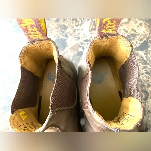 Dr. MARTENS CRAZY HORSE LEATHER CHELSEA BOOTS BROWN/SIZE 9M