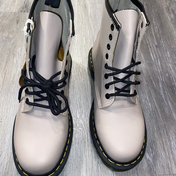 Dr. Martens Unisex Smooth Leather Taupe Lace Up Boots NWOB Size 8 Men 9 Woman
