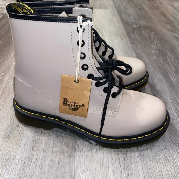 Dr. Martens Unisex Smooth Leather Taupe Lace Up Boots NWOB Size 8 Men 9 Woman