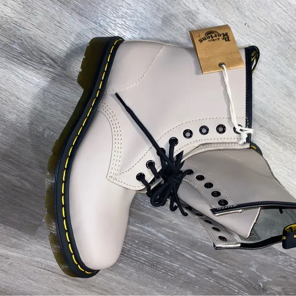 Dr. Martens Unisex Smooth Leather Taupe Lace Up Boots NWOB Size 8 Men 9 Woman