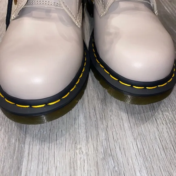 Dr. Martens Unisex Smooth Leather Taupe Lace Up Boots NWOB Size 8 Men 9 Woman