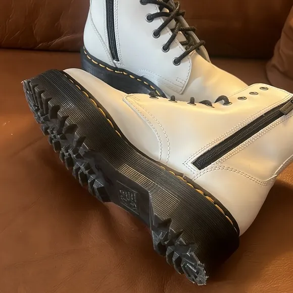 🎉𝐇𝐏🎉DR. MARTENS WHITE PLATFORM BOOTS NWOT