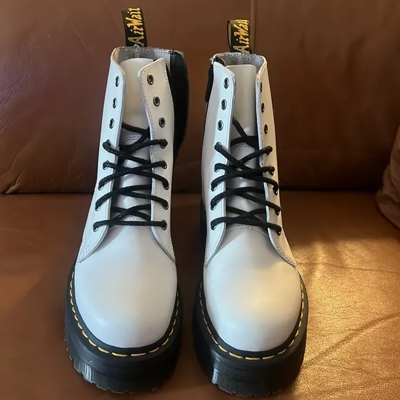 🎉𝐇𝐏🎉DR. MARTENS WHITE PLATFORM BOOTS NWOT