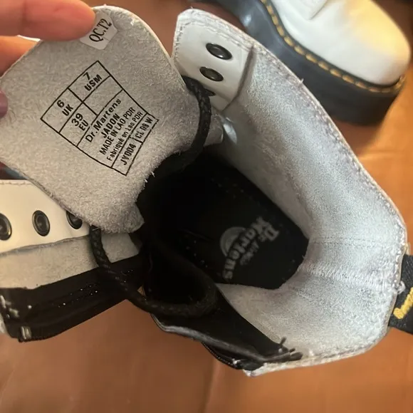 🎉𝐇𝐏🎉DR. MARTENS WHITE PLATFORM BOOTS NWOT