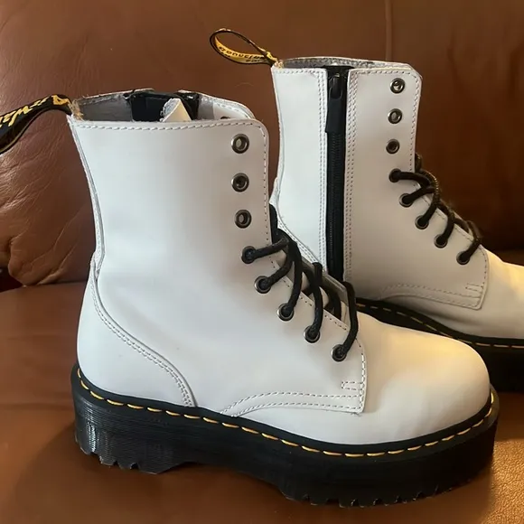 🎉𝐇𝐏🎉DR. MARTENS WHITE PLATFORM BOOTS NWOT