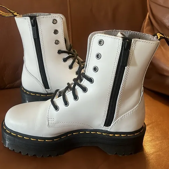 🎉𝐇𝐏🎉DR. MARTENS WHITE PLATFORM BOOTS NWOT