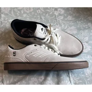 Emerica Size 11 skate shoes Reynolds Low Vulc X Skateboard mag graphic Suede EUC