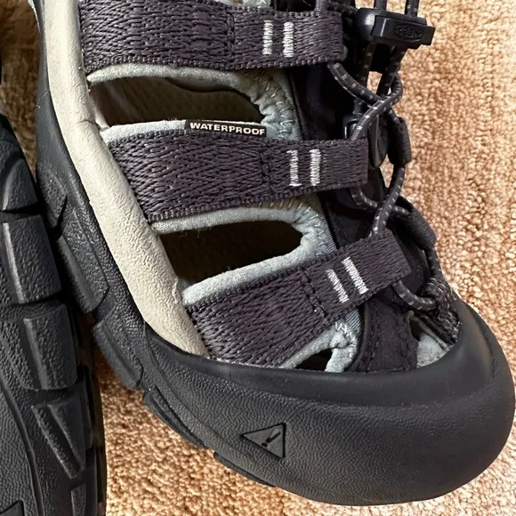 EUC Keen Women's Newport H2 Sandal Water Shoe Navy/Smoke Blue Size 8.5